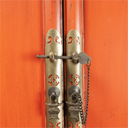 Petite armoire étroite chinoise en orme