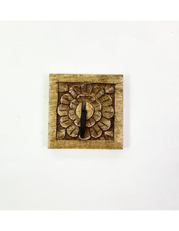 Einzelner Wandhaken aus geschnitztem Holz