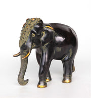 Bronzestatuette eines Elefanten mit gesenktem Rüssel, schwarz
