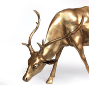Hirschstatue aus Bronze kopfüber