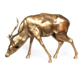 Hirschstatue aus Bronze kopfüber
