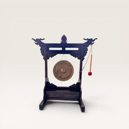 Gong ancien sur temple sculpté aux dragons