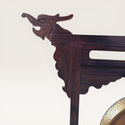Alter Gong auf Drachen-Skulptur-Tempel