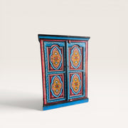 Kleiner bemalter Holzschrank — Blumendekor