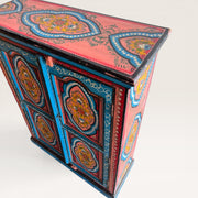 Kleiner bemalter Holzschrank — Blumendekor