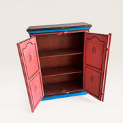 Kleiner bemalter Holzschrank — Blumendekor