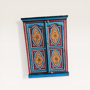 Kleiner bemalter Holzschrank — Blumendekor