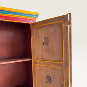 Tibetischer Holzschrank, bemalt — Blütenmedaillons