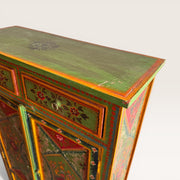 Handbemalter Holzschrank — Verflechtungen & Blumen