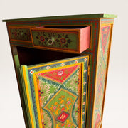 Handbemalter Holzschrank — Verflechtungen & Blumen