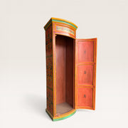 Schmaler tibetischer Schrank, bemaltes Holz – geschwungener Kranz & Blumendekor