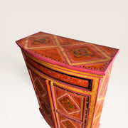 Tibetischer Schrank, bemaltes Holz – Rauten & Gittermuster orange & rosa