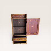 Indischer Wandschrank aus handbemaltem Massivholz
