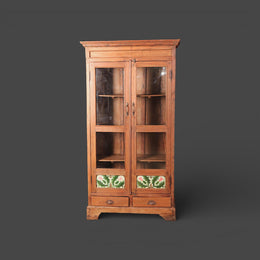 Antike Vitrine aus Holz – grüne Keramik und Schubladen
