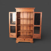 Antike Vitrine aus Holz – grüne Keramik und Schubladen