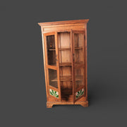 Antike Vitrine aus Holz – grüne Keramik und Schubladen
