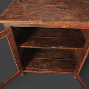 Kleine originelle Vitrine aus recyceltem Teakholz