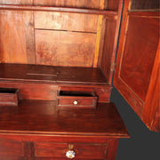 Original zweiteiliger Buffetschrank - Geschnitzter Giebel