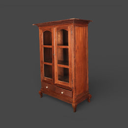 Originelle Vitrine - Glastüren mit Bögen und 2 Schubladen