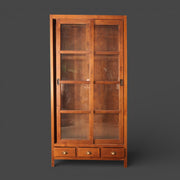 Originalvitrine – Glasschiebetüren mit 3 Schubladen