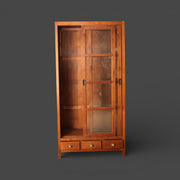 Originalvitrine – Glasschiebetüren mit 3 Schubladen