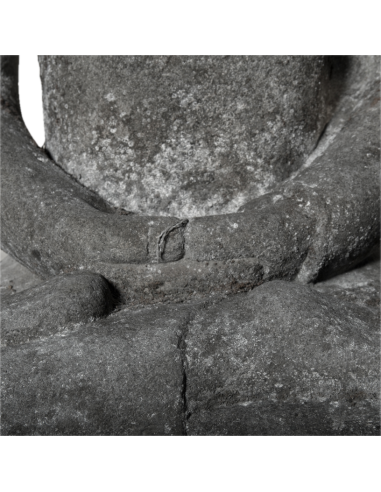 Buddha en méditation ancien en pierre volcanique