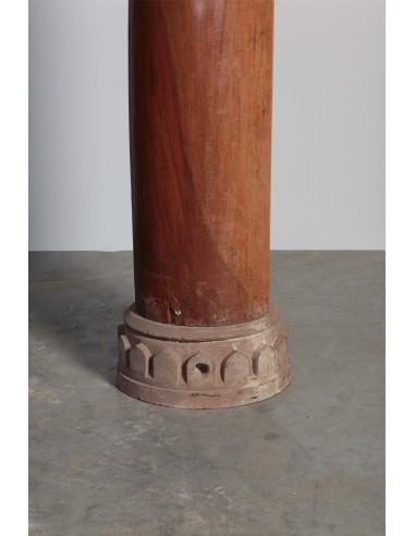 Uniques colonnes anciennes en bois...