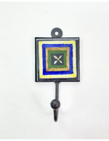 Wandhaken aus Schmiedeeisen mit Kachel