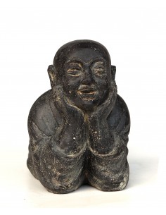 Statue d'un moine couché