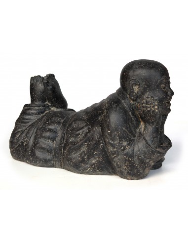 Statue eines liegenden Mönchs