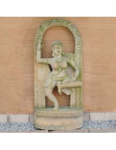 Statue einer Frau "Natanam"